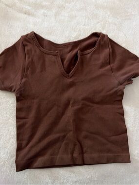 Brown Short Sleeve V‑Neck Crop Top